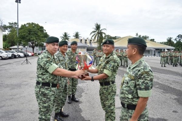 OIC Capt Do Bdr Pun is receiving a trophy from the Comdt GSU 1.jpg