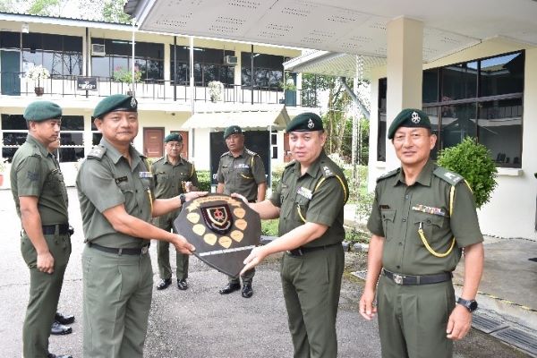 Guard Unit CO receiving the Champion Shield from Comdt GSU.jpg