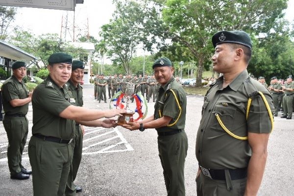 Gd Unit Team B Comd receiving 1st Runners' Up Cup.jpg