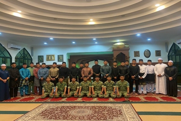 Bergambar ramai bersama anggota - anggota Perkhemahan Bangar.jpg