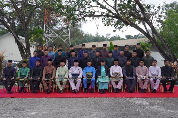 Sesi bergambar rmai bersama Tetamu kehormat majilis dan Mntan - mantan komandant.jpg