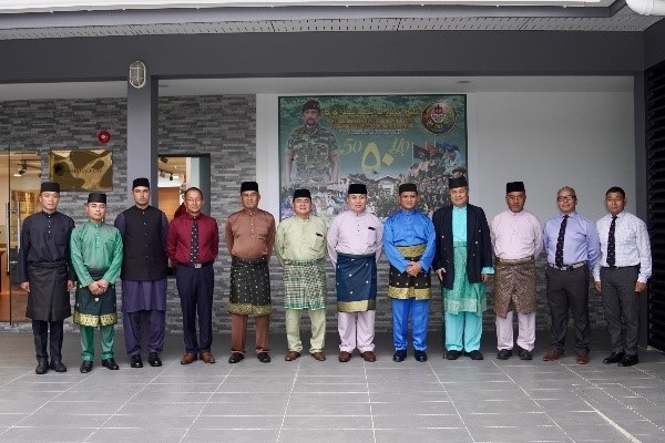 Sesi bergambar ramai di depan Galeri Gurkha 1.jpg