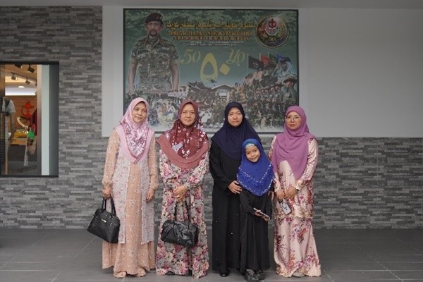 Sesi bergambar ramai di depan Galeri Gurkha 2.jpg