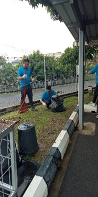 Anggota PSG membersikkan Kawasan luar dan dalam Masjid 1.jpg