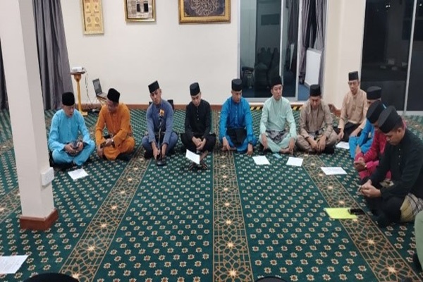 Anggota PSG yang hadir melaungkan Takbir Hari Raya Aidilfitri, tanda bermulanya bulan Syawal 1.jpg