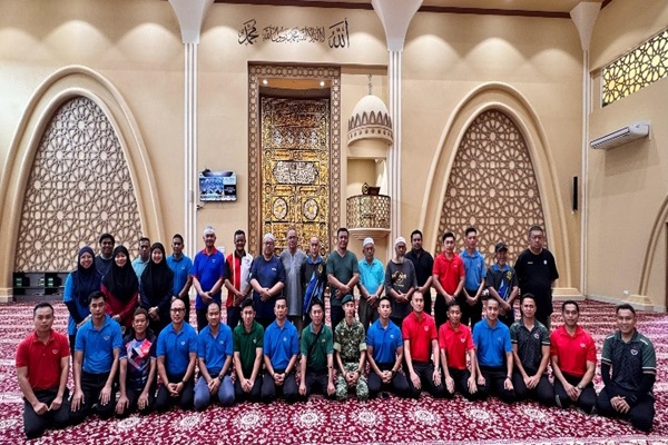 Sesi bergambar ramai bersama Ahli-ahli Jawatankuasa Takmir Masjid.jpg