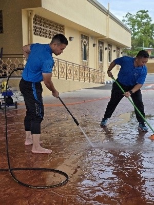 Anggota PSG memnersihkan kawasan luar dan dalam masjid 1.jpg