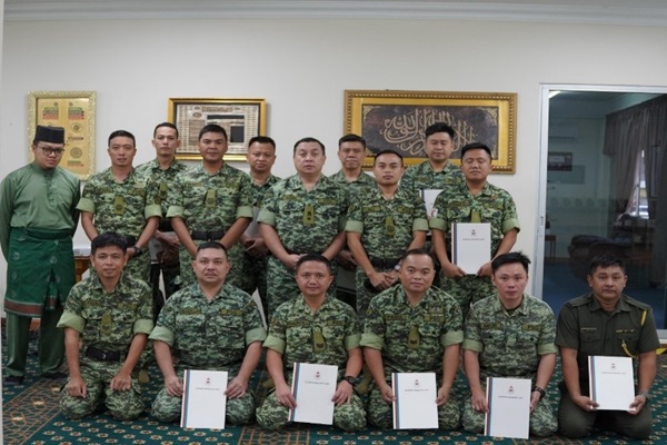 Sesi bergambar ramai bersama Komandan Pasukan Security Gurkha Lt Kol (U) Haji Hanil bin Haji Adol.jpg