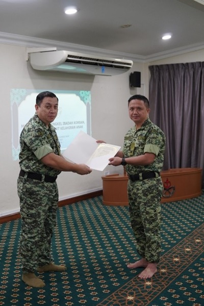 Peserta Menerima Sijil di Majlis Penitup Bengkel Ibadah korban, aqiqah dan menyambut kelahiran anak.jpg