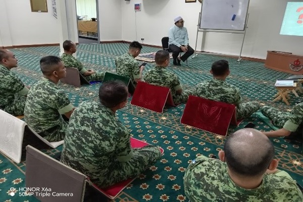 Peserta Bengkel Penyempurnaan Jenazah mempelajari Teori di Surau Perkhemahan Sg Akar.jpg