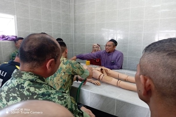 Peserta Menyaksikan Tatacara Memandikan Jenazah secara Praktikal.jpg