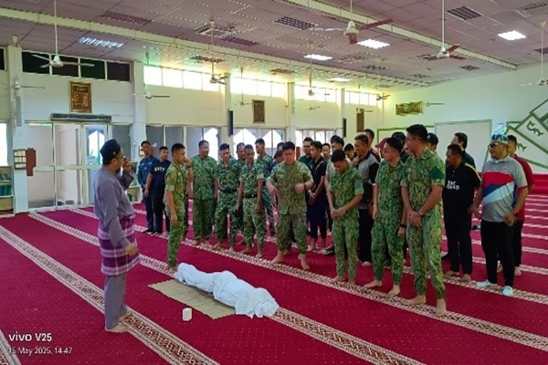 Para Peserta Bengkel diajar tatacara Sembahyang Jenazah.jpg
