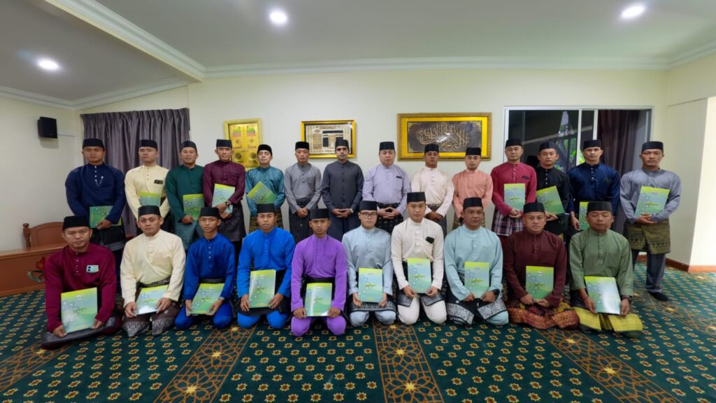 Sesi bergambar ramai peserta kursus bersama Yang Mulia Komandan
Pasukan Sekuriti Gurkha