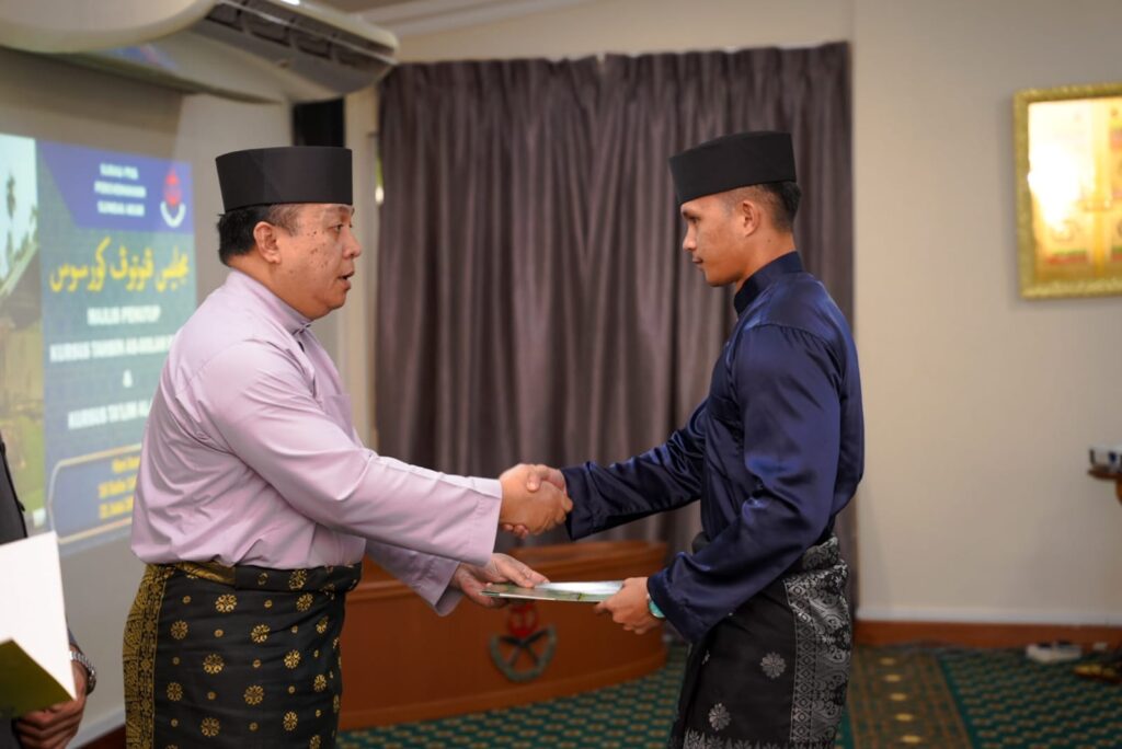 Antara Peserta Yang Menerima Sijil di Majlis Penutup Kursus