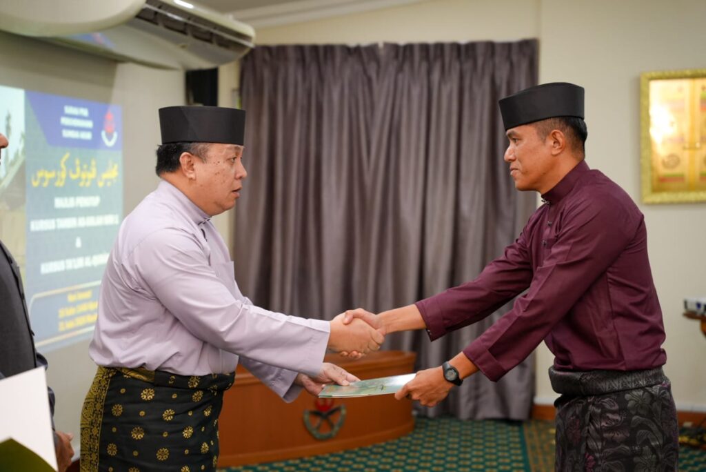Antara Peserta Yang Menerima Sijil di Majlis Penutup Kursus